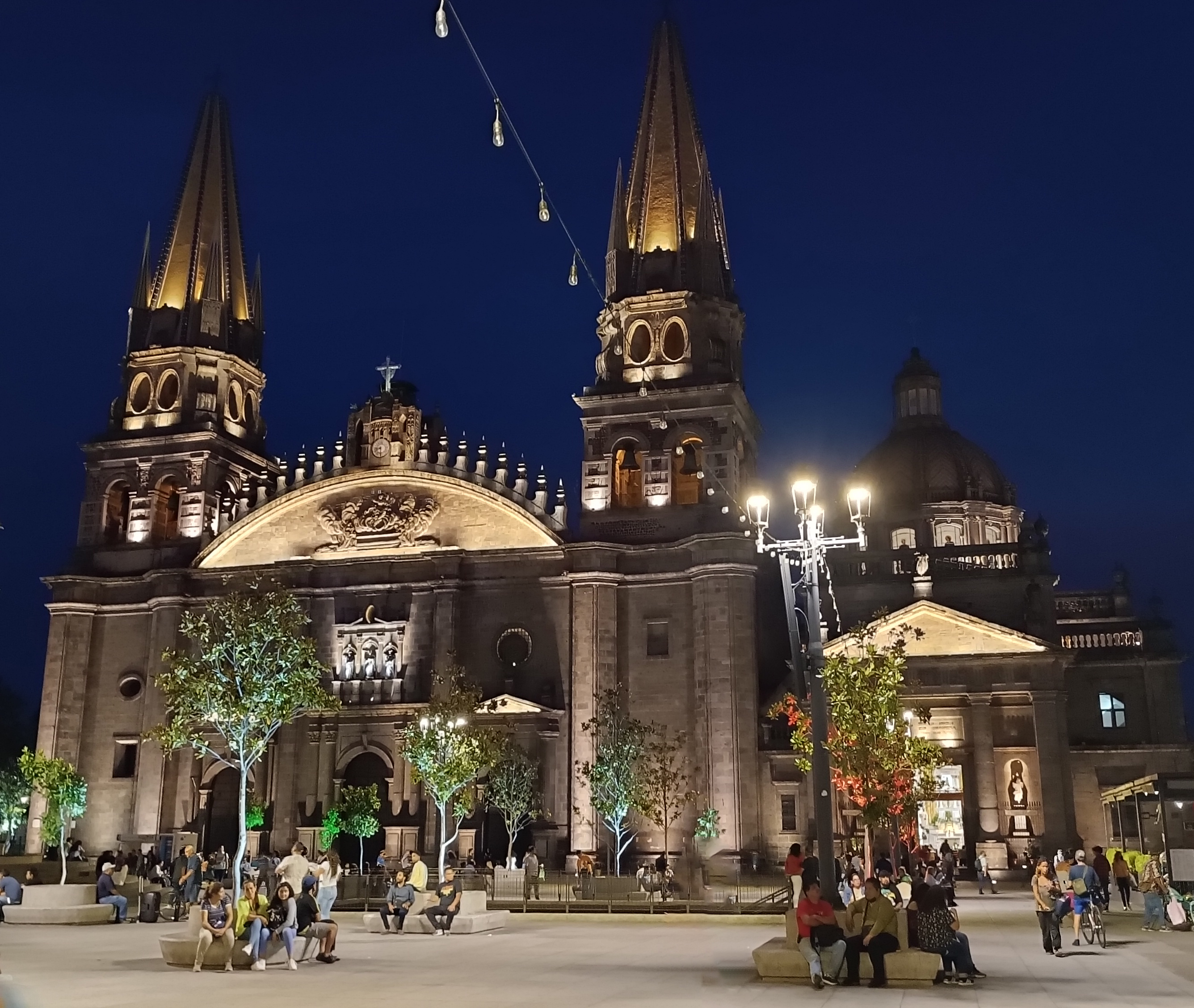 Catedral de Guadalajara iluminada por la noche